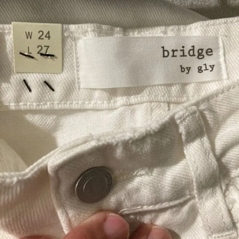 NWT Buckle Bridge by Gly Womens Jeans 24x27 Mom Fit White Denim Distressed Pants
